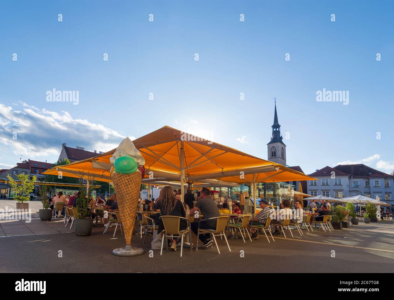Bruck an der Mur: Piazza principale Koloman-Wallisch-Platz, ristorante, chiesa parrocchiale di Murau-Murtal, Steiermark, Stiria, Austria Foto Stock