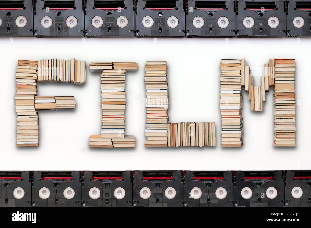 Lettere con cassette mini DV analogiche d'epoca utilizzate per riprendere in un giorno. Motivo realizzato con videocassette in plastica su sfondo bianco Foto Stock
