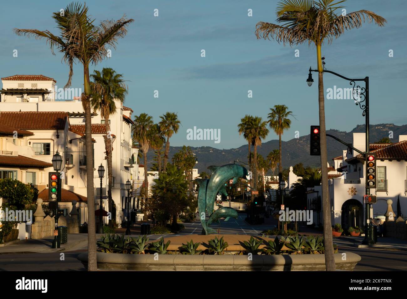 Sculture di delfini nel mezzo della strada della città, Santa Barbara, California, Stati Uniti Foto Stock