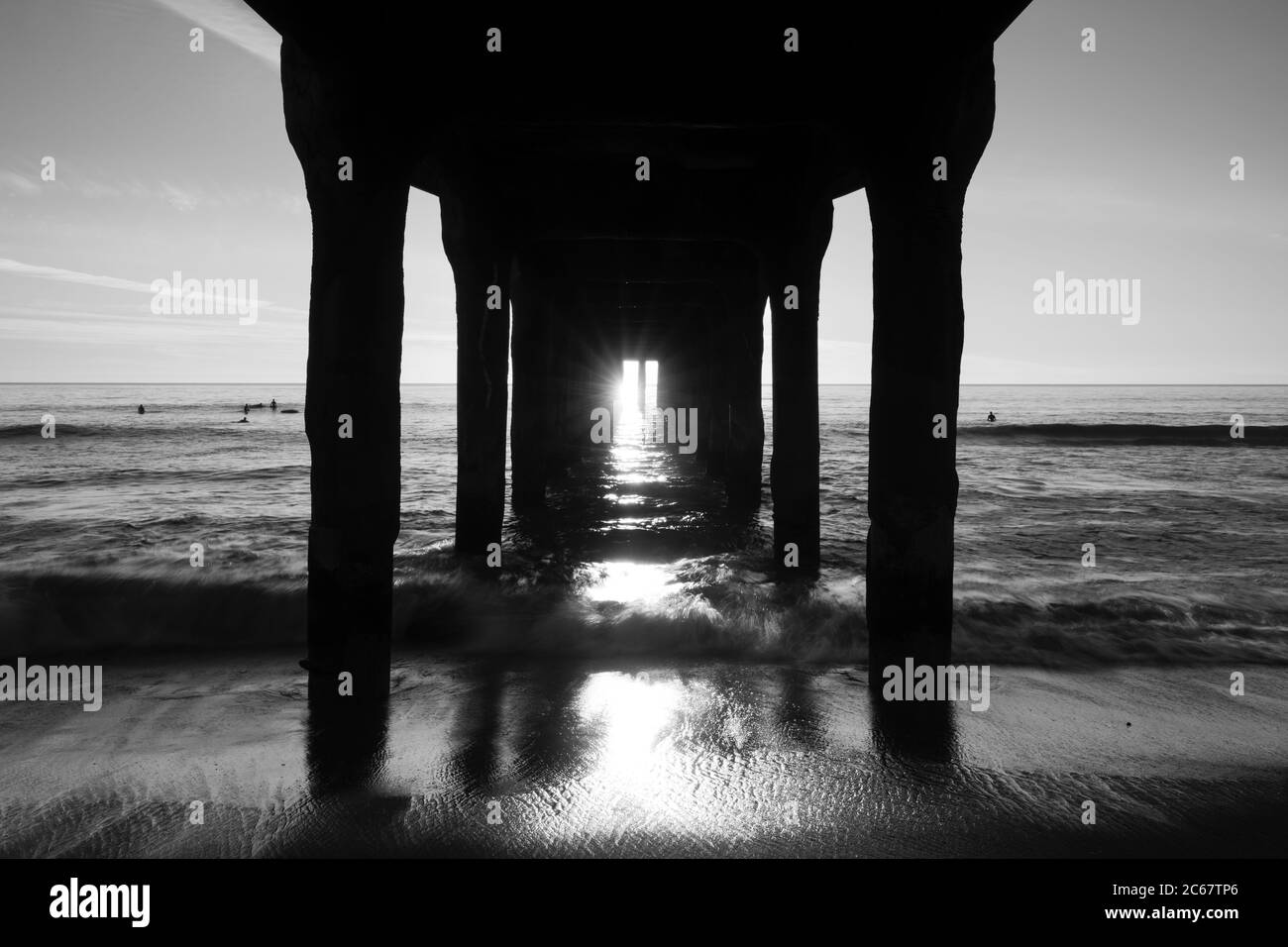 Lato inferiore del molo di Manhattan Beach al tramonto, California, USA Foto Stock