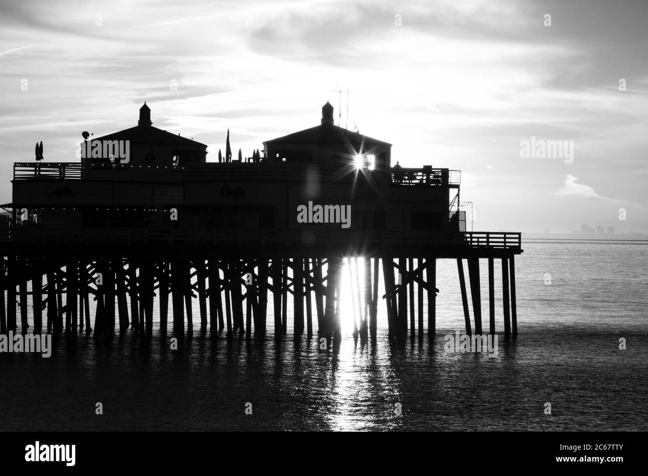 Silhouette del Malibu Beach Pier al tramonto, California, USA Foto Stock