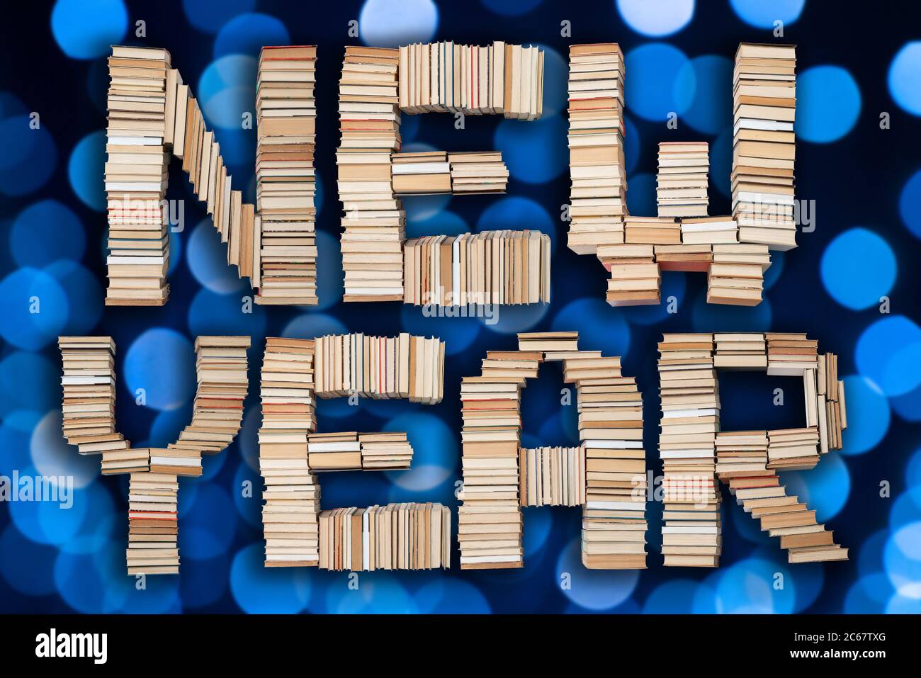 Testo del nuovo anno su sfondo astratto blu delle palline bokeh. Lettere di festa sullo sfondo di festa Foto Stock