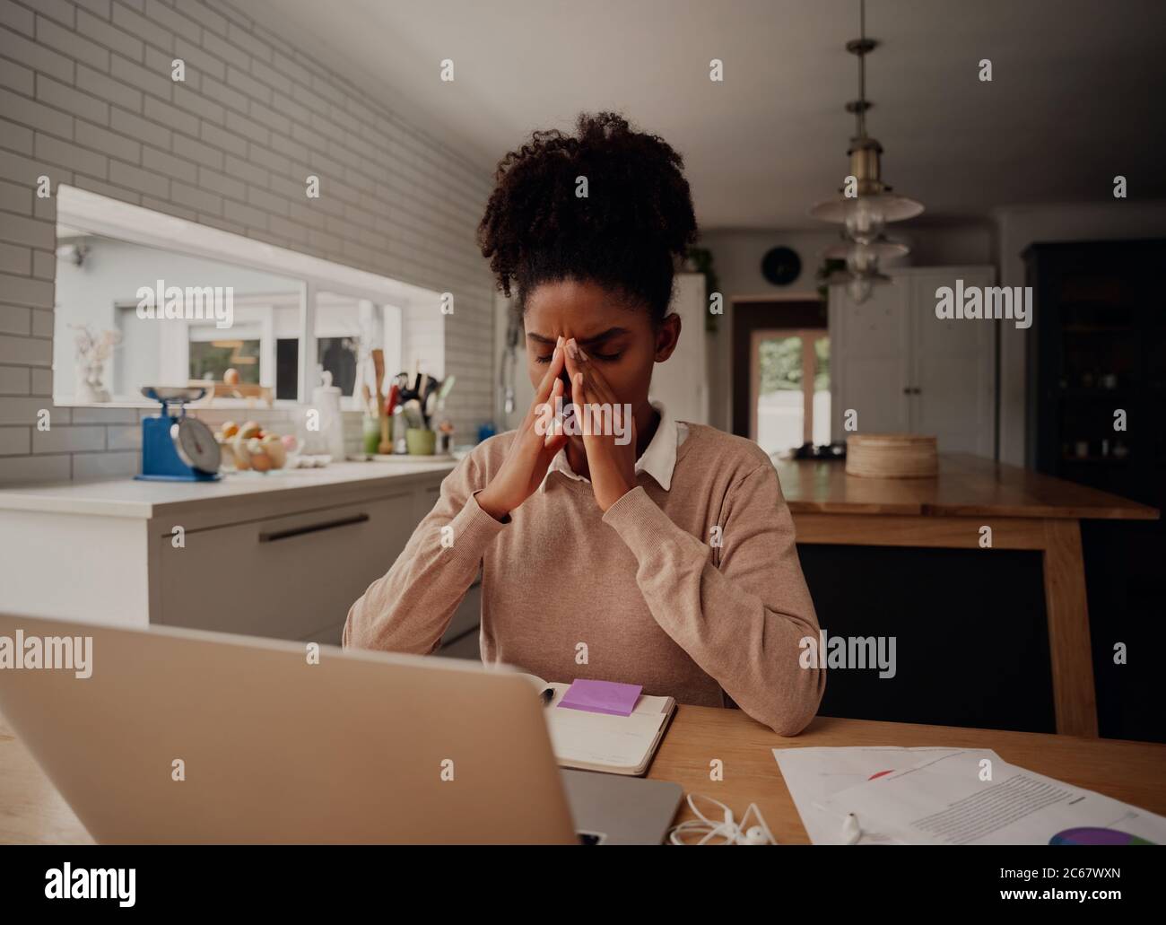 Donna d'affari afro-americana stressante che tiene il ponte nasale, che soffre di sindrome degli occhi secchi dopo un lungo uso del computer portatile Foto Stock