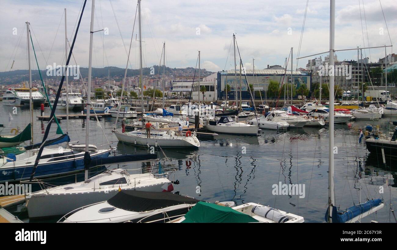 La splendida architettura di Vigo. Spagna, Galizia. Vecchi edifici, porto e strade. Foto Stock