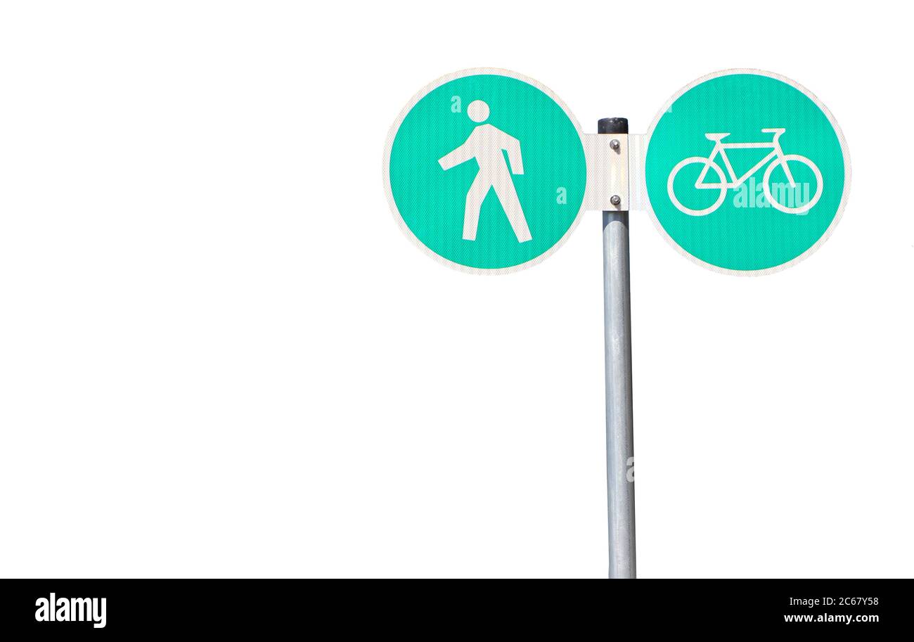 Cartello stradale per pedoni e ciclisti per separare i loro sentieri. Vista sui cartelli verdi con simboli pedonali e ciclabili. Sfondo bianco. Foto Stock