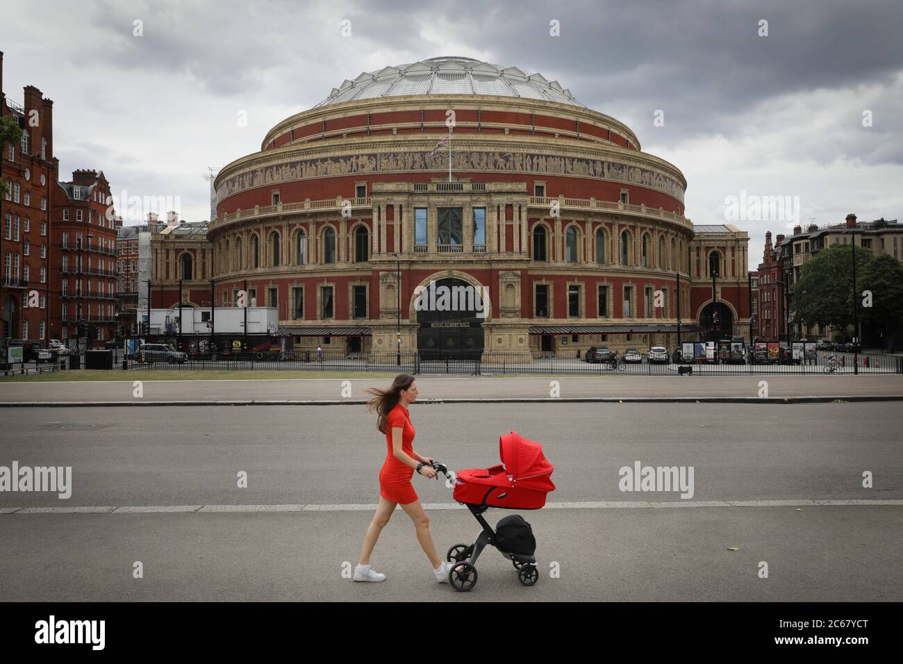 Londra, Gran Bretagna. 7 luglio 2020. Una donna passa davanti alla Royal Albert Hall di Londra, in Gran Bretagna, il 7 luglio 2020. Le industrie britanniche di arte, cultura e patrimonio culturale riceveranno un pacchetto di salvataggio da 1.57 miliardi di sterline (1.96 miliardi di dollari) per aiutare a superare l'impatto della pandemia di coronavirus, ha annunciato il governo. Credit: Tim Ireland/Xinhua/Alamy Live News Foto Stock