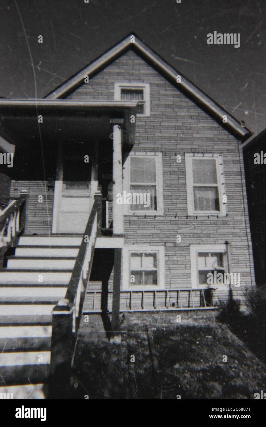 Fine anni '70 vintage nero e bianco stile di vita fotografia di una classe media casa di famiglia in città. Foto Stock