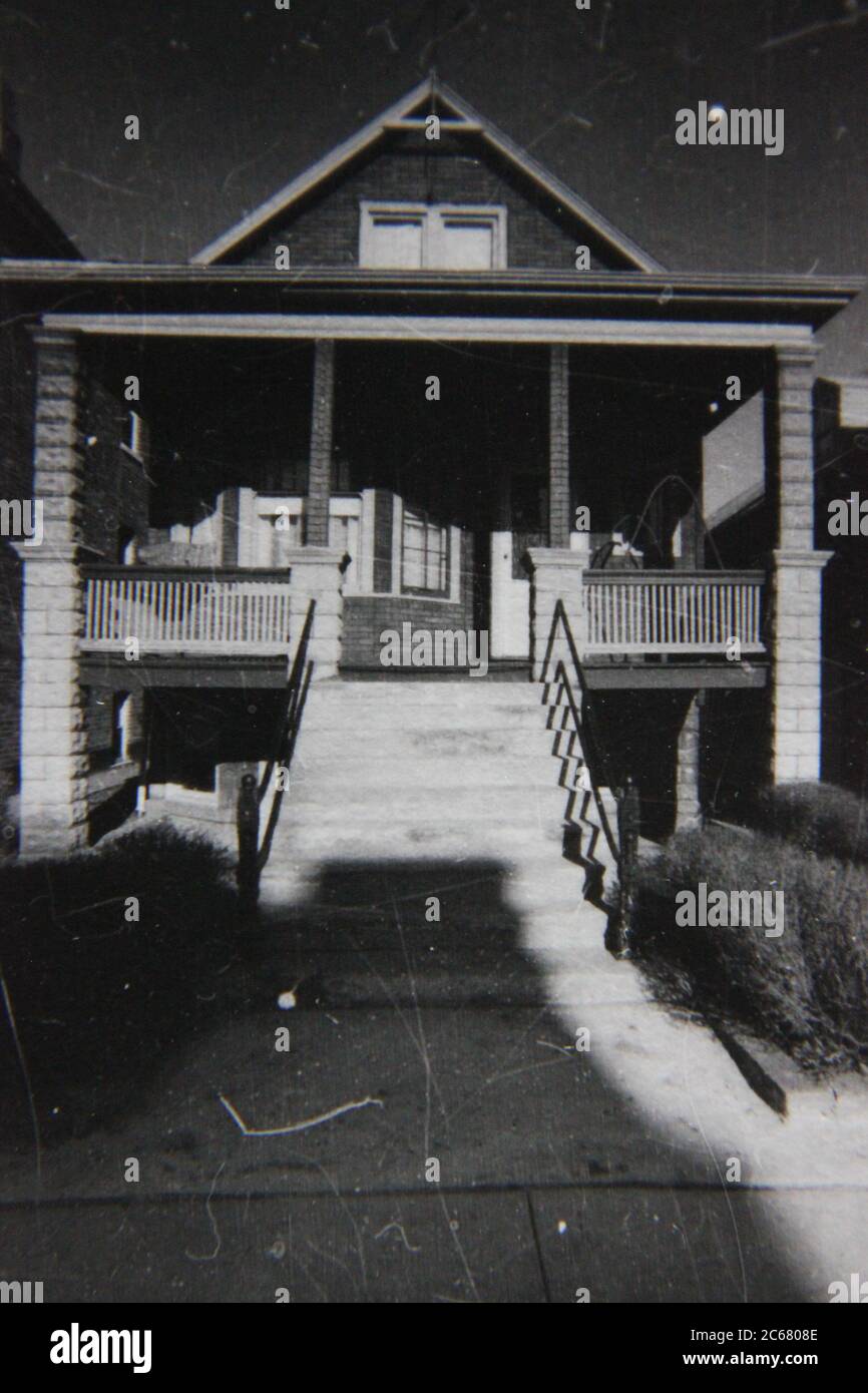 Fine anni '70 vintage nero e bianco stile di vita fotografia di una classe media casa di famiglia in città. Foto Stock