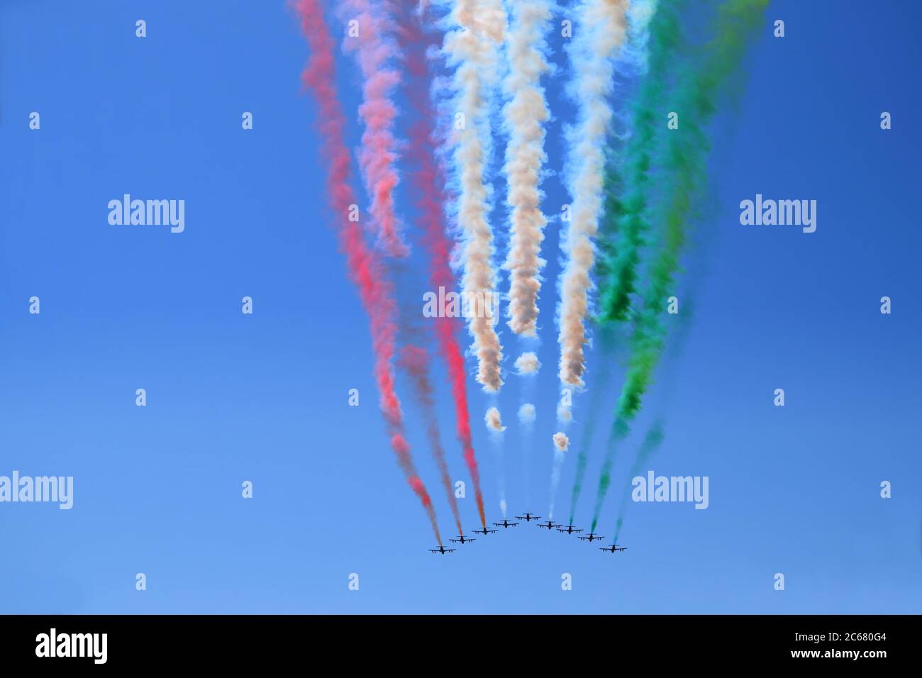 Frecce Tricolori Airplanes della Nazionale Aerobatica del L'Aeronautica militare italiana sorvola la città di Firenze Foto Stock