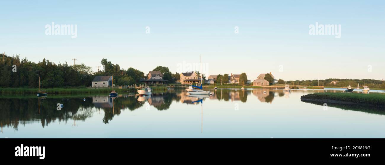 Barche ormeggiate a Snug Harbour all'alba, West Falmouth, Massachusetts, Stati Uniti Foto Stock