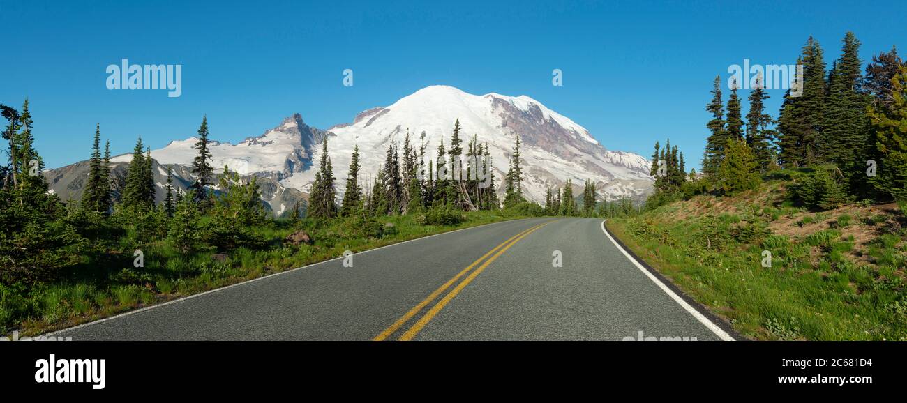 Autostrada vuota di fronte al monte Rainier, Washington, USA Foto Stock