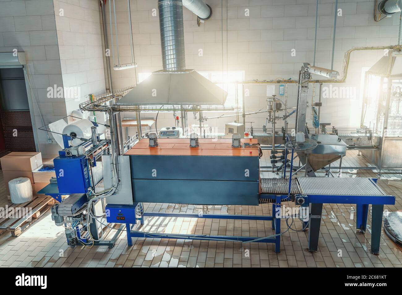 Trasportatore o linea di produzione non funzionante in fabbrica di bevande. Foto Stock