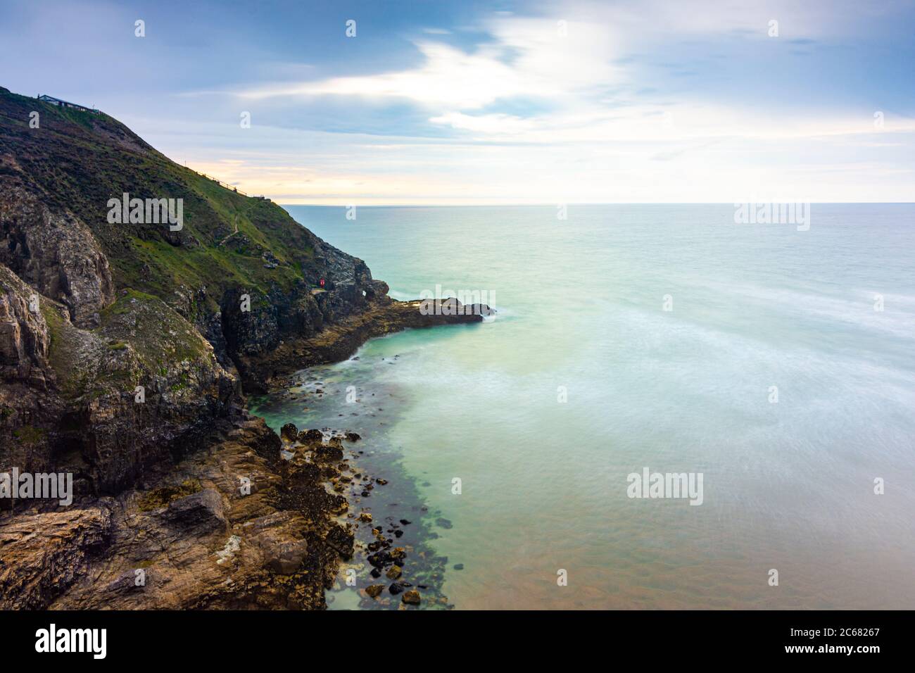 Scogliere e coste drammatiche - Perranporth, Cornovaglia, Regno Unito Foto Stock