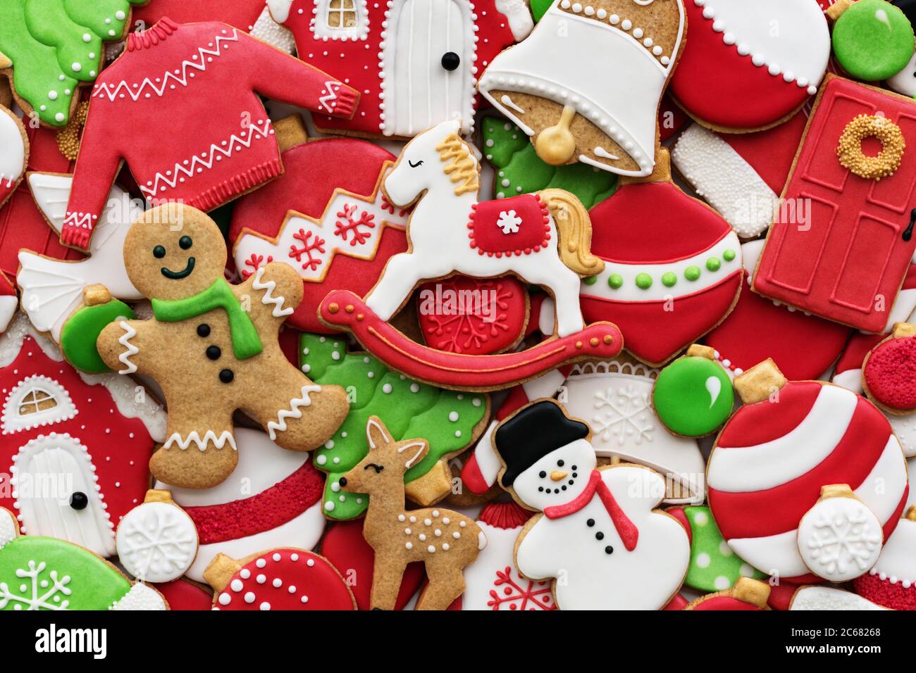 Assortimento di biscotti natalizi decorati Foto Stock