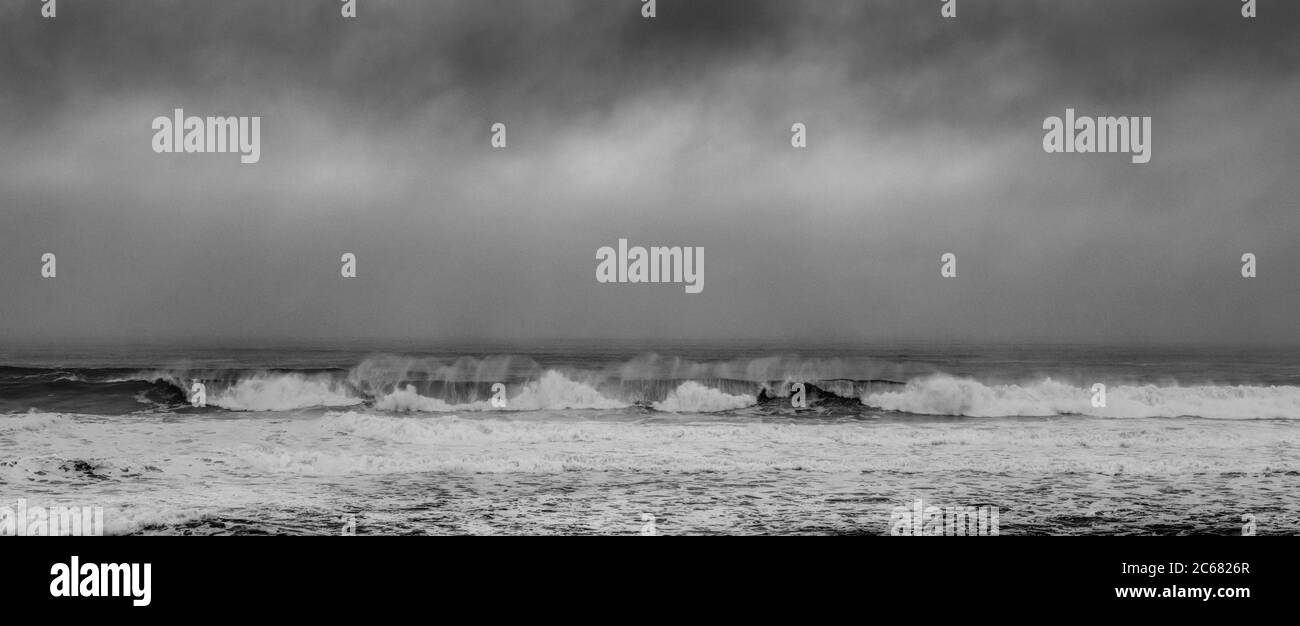 Vista delle onde e della tempesta, oceano Pacifico, Marin County, California, Stati Uniti Foto Stock