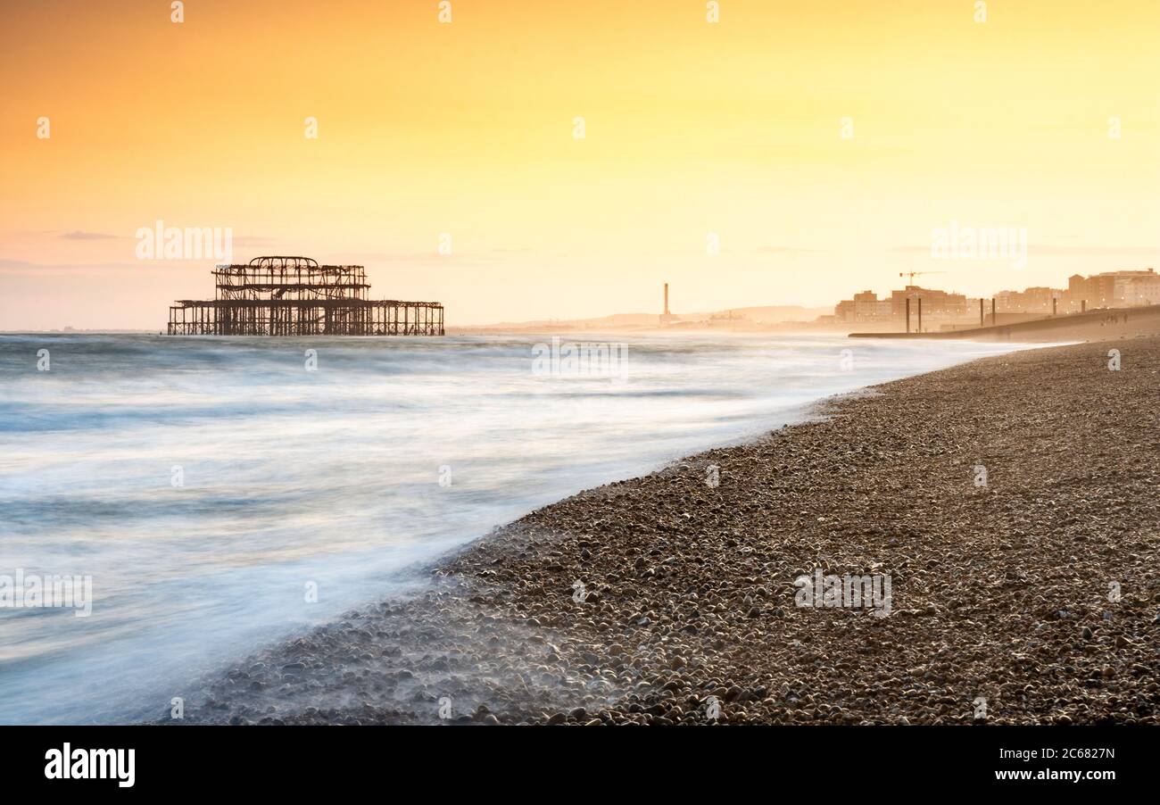 Tramonto dorato sulla spiaggia di Brighton - Brighton, Inghilterra Foto Stock