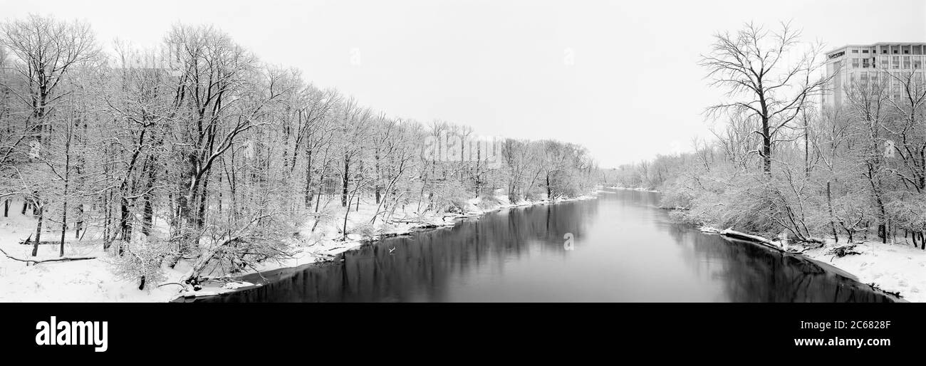 Paesaggio invernale panoramico del fiume Des Plaines, Wheeling, Illinois, Stati Uniti Foto Stock