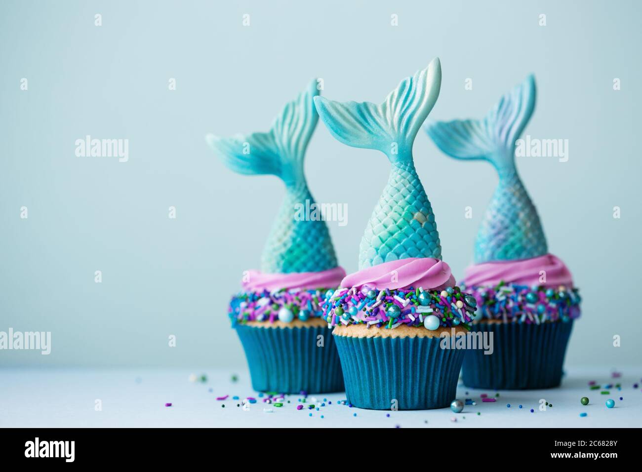 Cupcake sirena su sfondo blu Foto Stock