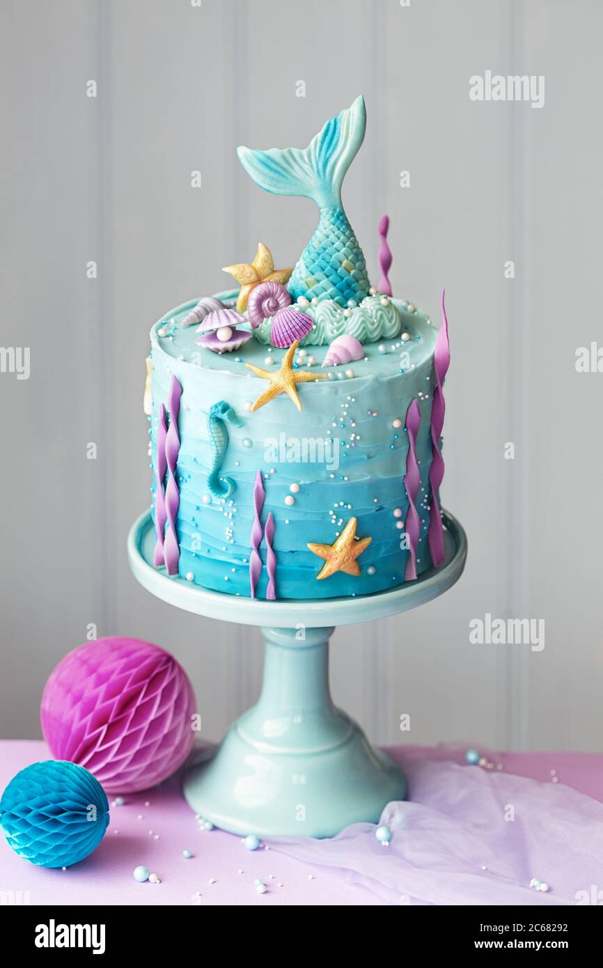 Torta di compleanno della sirena decorata con conchiglie Foto Stock