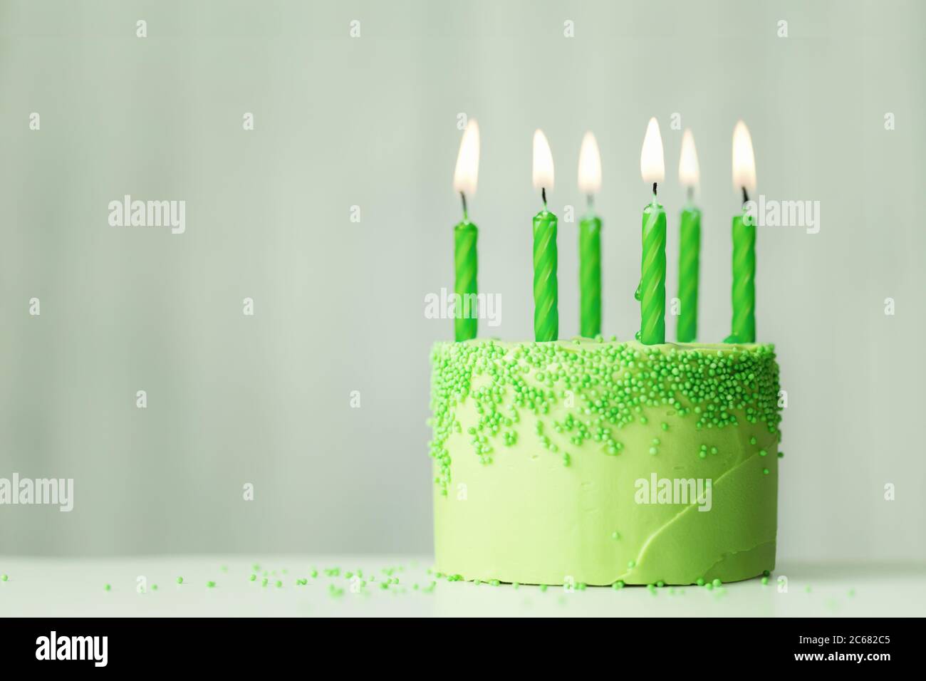 Torta di compleanno verde con candele verdi Foto Stock
