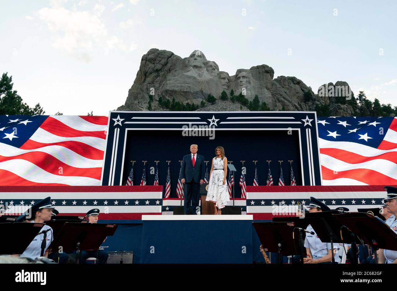 Il presidente degli Stati Uniti Donald Trump e la First Lady Melania Trump si levano in piedi per l'inno nazionale durante la celebrazione del giorno dell'Indipendenza dal saluto all'America al memoriale nazionale di Mount Rushmore il 3 luglio 2020 a Keystone, South Dakota. Foto Stock