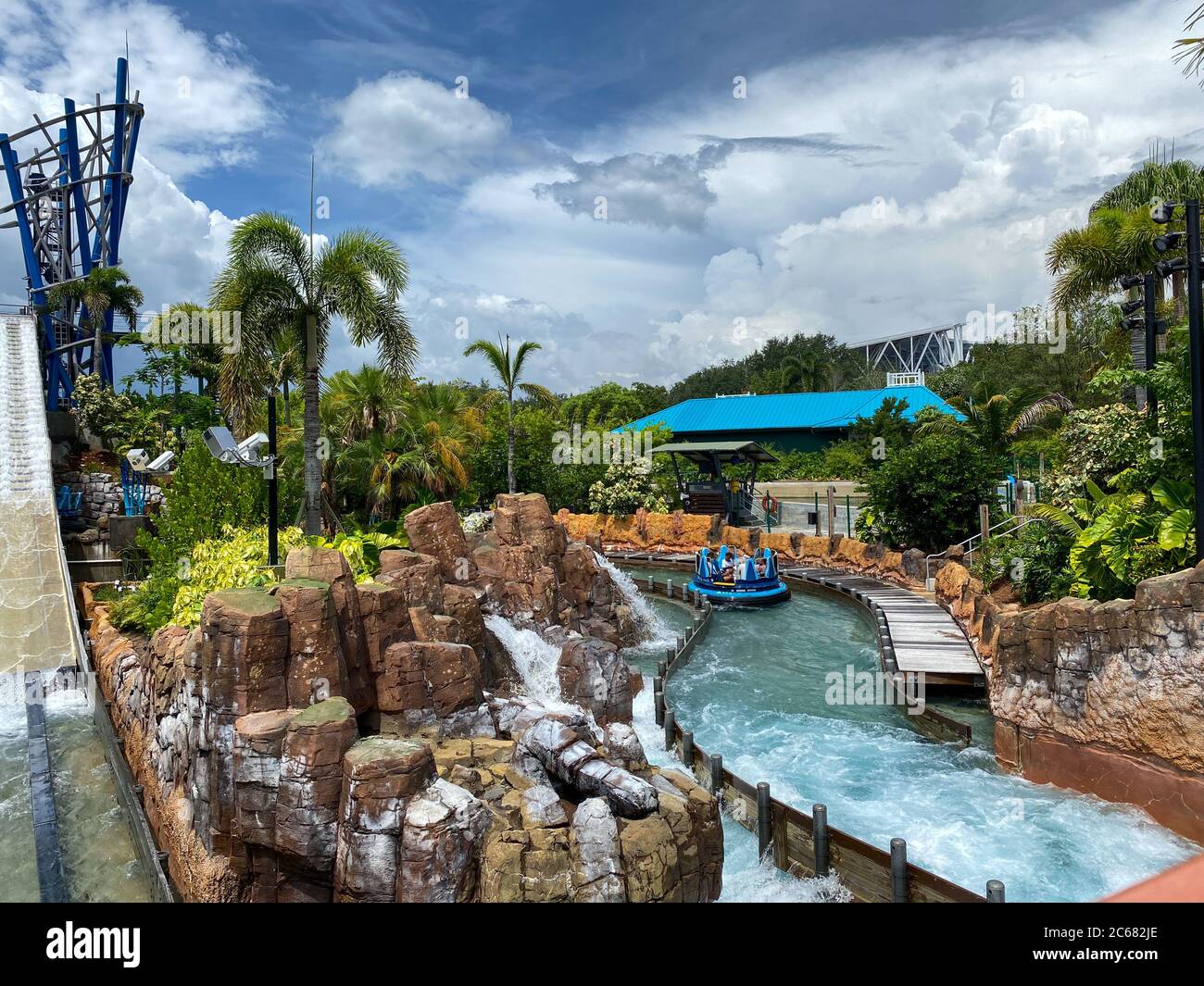 Orlando, FL/USA-7/3/20: L'escursione in acqua alle cascate Infinity Falls al Seaworld di Orlando, Florida. Foto Stock