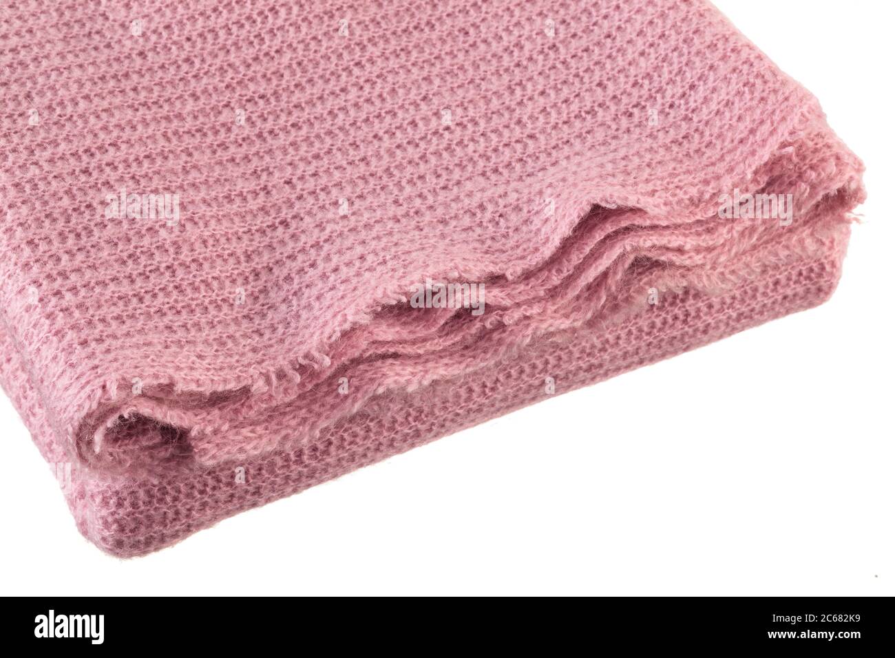 Colpo di closeup di coperta rosa a maglia isolata su sfondo bianco. Foto Stock