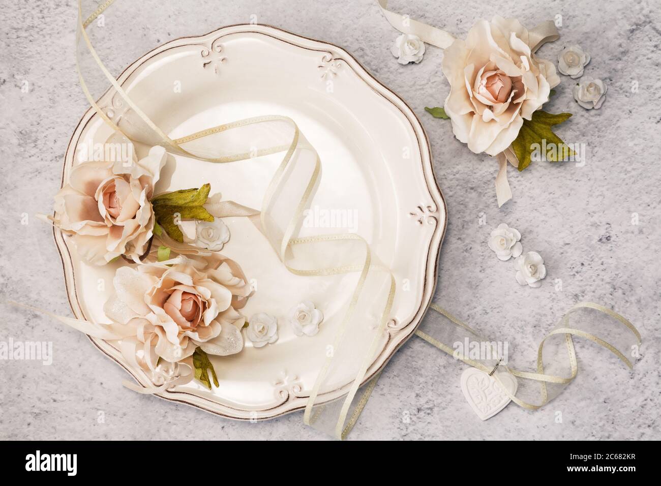 Elegante tavolo festivo con carta bianca nel ristorante. Menu Invito mockup. Foto Stock