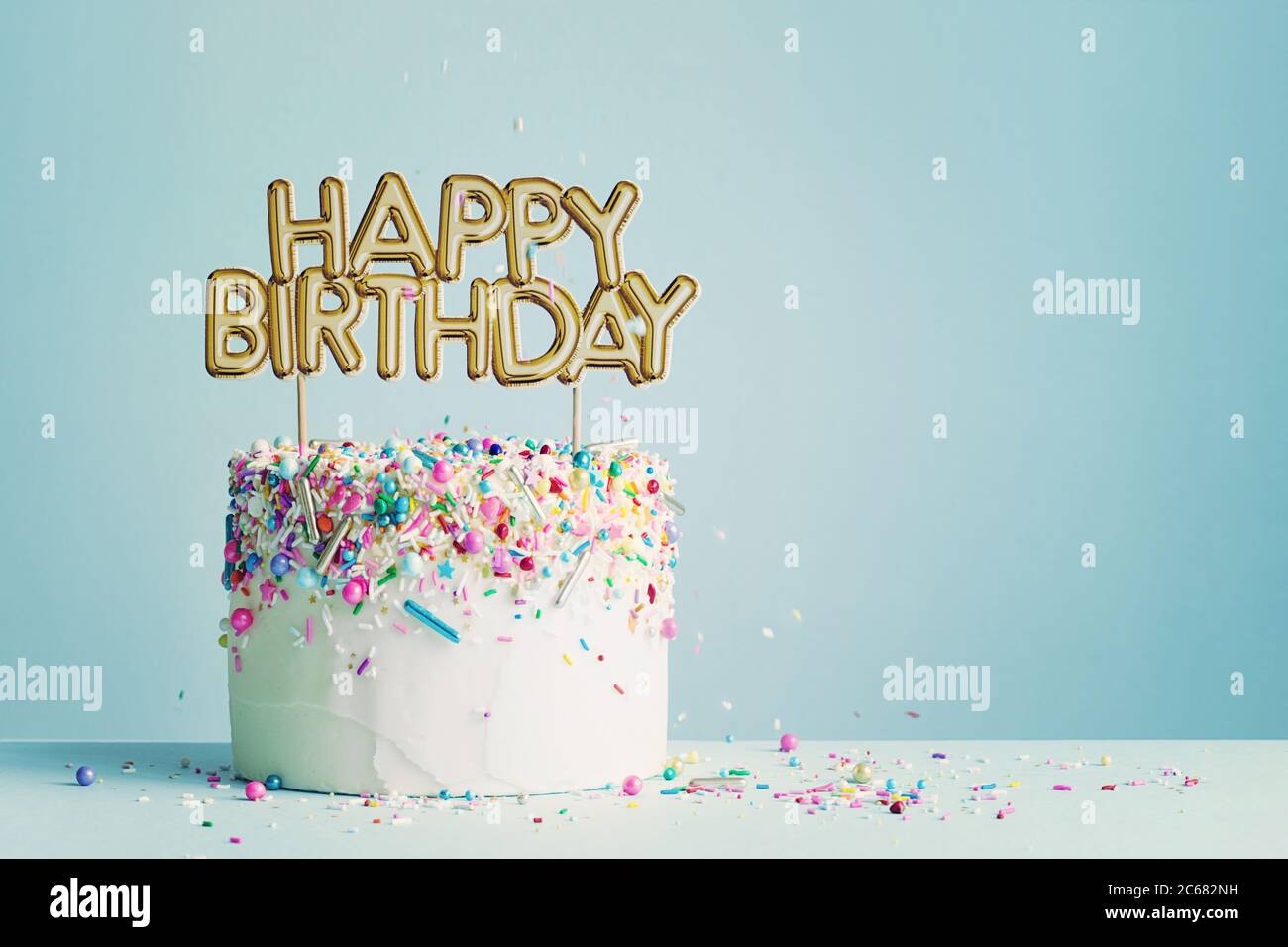 Torta di compleanno con banner di compleanno felice oro Foto Stock