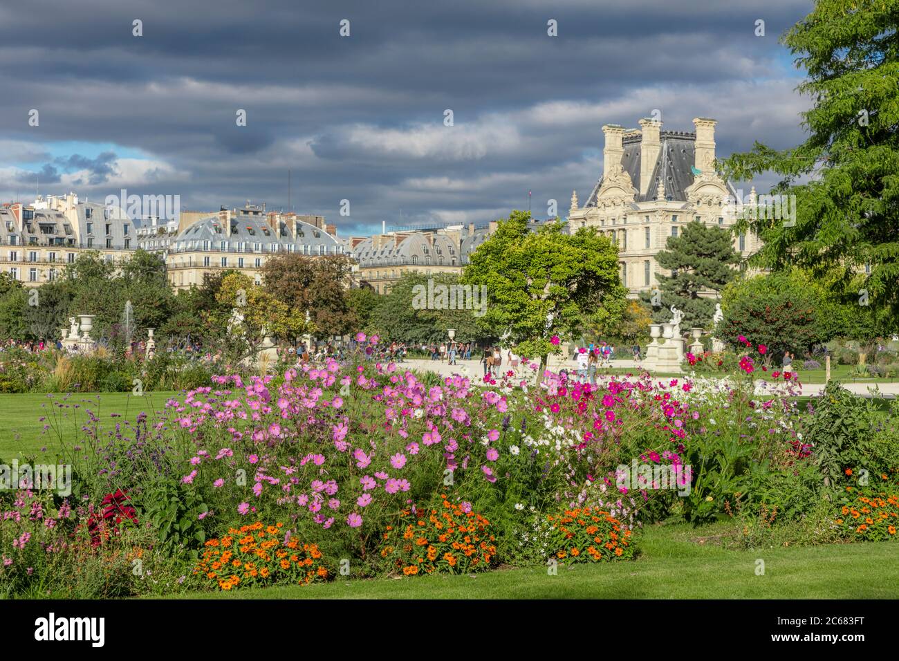 Fiori fioriscono nel Jardin des Tuileries con il Musee du Louvre beyone, Parigi, Ile-de-France, Francia Foto Stock