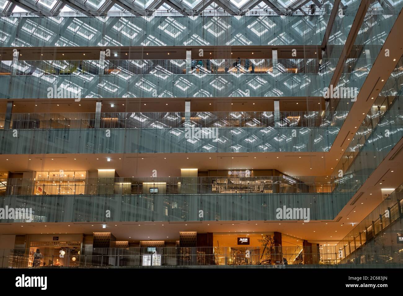 Facciata interna del complesso commerciale Kitte, precedentemente l'edificio dell'ufficio postale del Giappone, Tokyo, Giappone Foto Stock