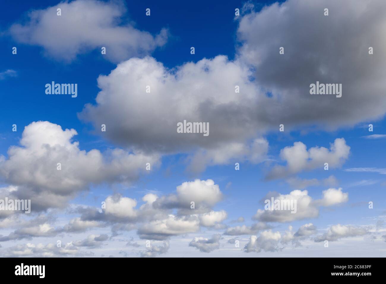 Nuvole nel cielo blu, Irlanda Foto Stock