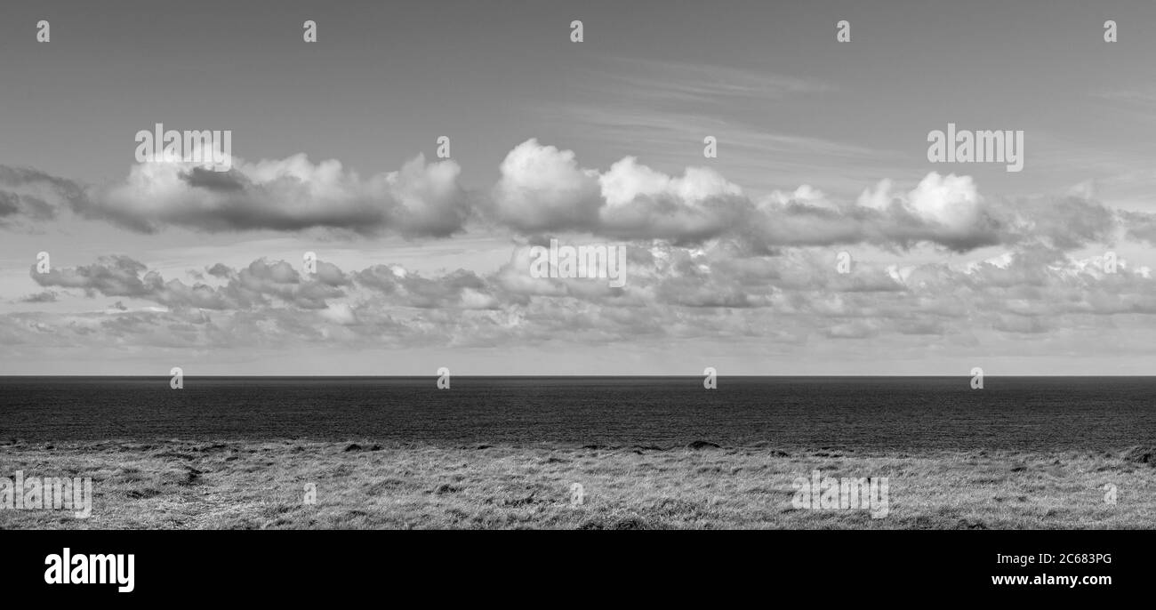 Paesaggio nuvoloso sulla costa e sul mare, Irlanda Foto Stock