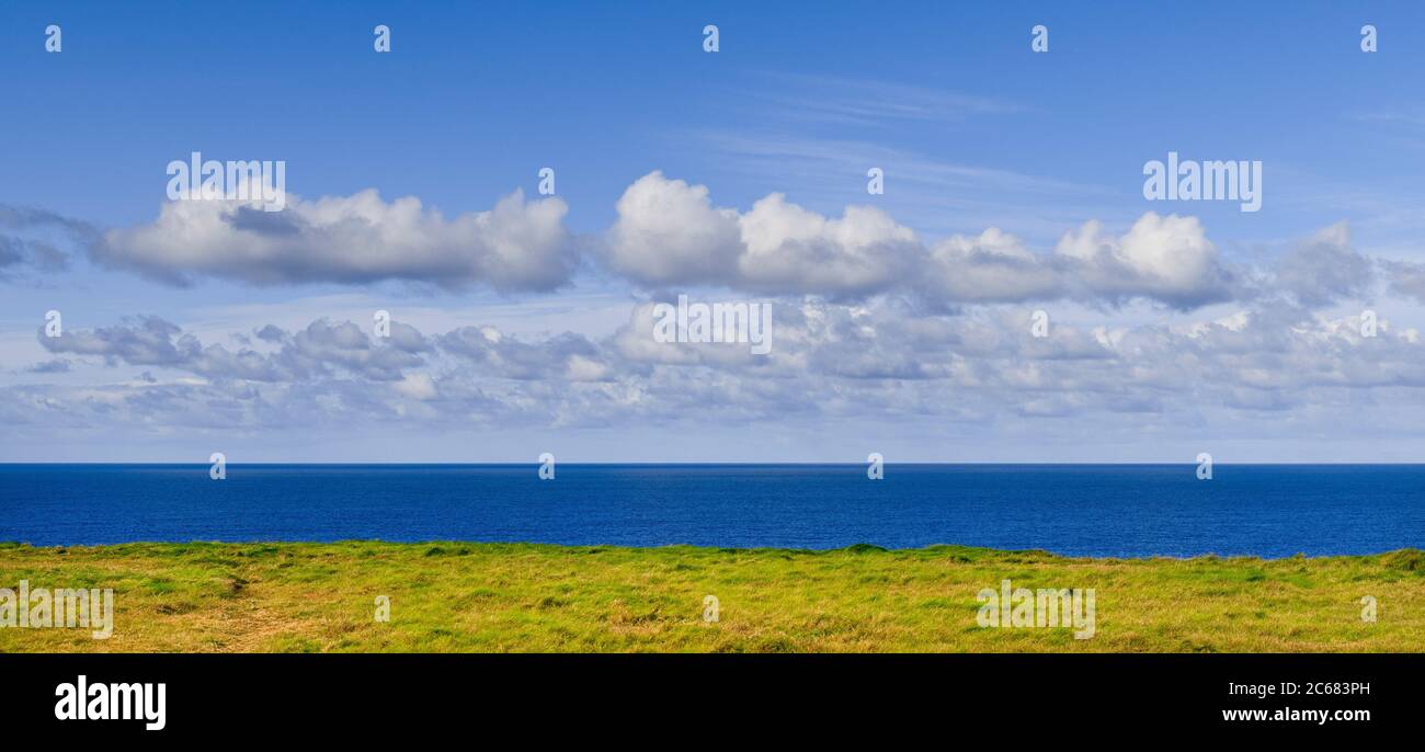 Paesaggio nuvoloso sulla costa e sul mare, Irlanda Foto Stock