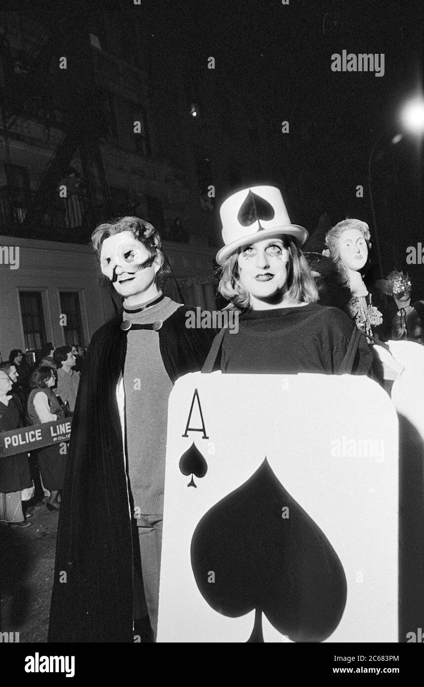 ACE of Spades al Greenwich Village Halloween Parade, New York City, USA negli anni '80 fotografato con film in bianco e nero di notte. Foto Stock