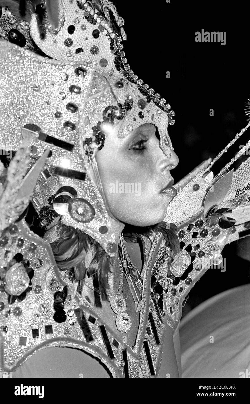 Costume Inca alla Greenwich Village Halloween Parade, New York City, USA negli anni '80 fotografato con film in bianco e nero di notte. Foto Stock