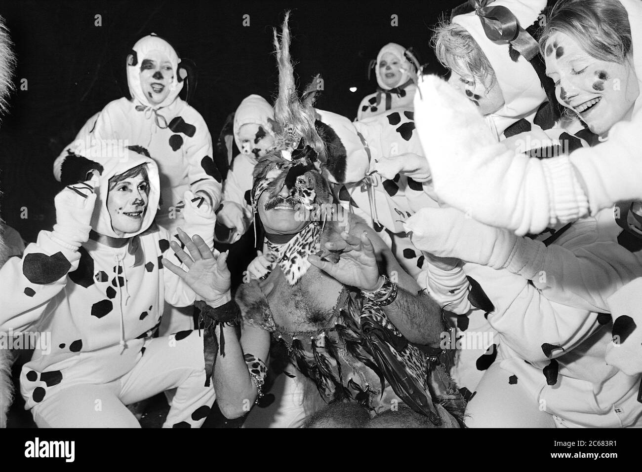Dalmations al Greenwich Village Halloween Parade, New York City, USA negli anni '80 fotografato con film in bianco e nero di notte. Foto Stock