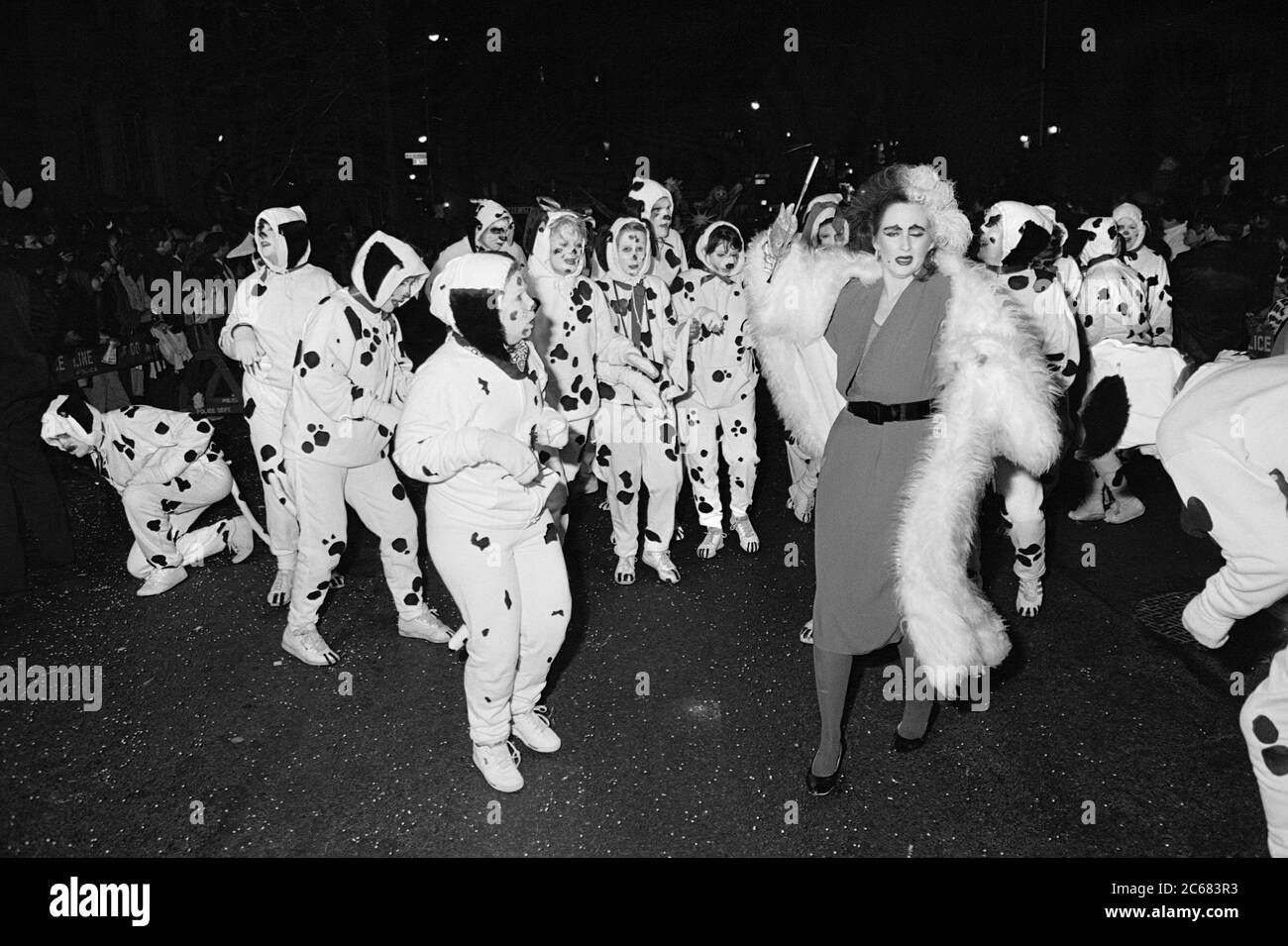 Cruelela e Dalmations al Greenwich Village Halloween Parade, New York City, USA negli anni '80 fotografati con film in bianco e nero di notte. Foto Stock