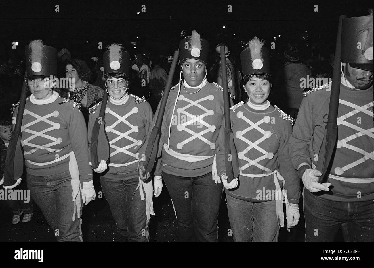Marciare soldati alla Greenwich Village Halloween Parade, New York City, USA negli anni '80 fotografati con film in bianco e nero di notte. Foto Stock