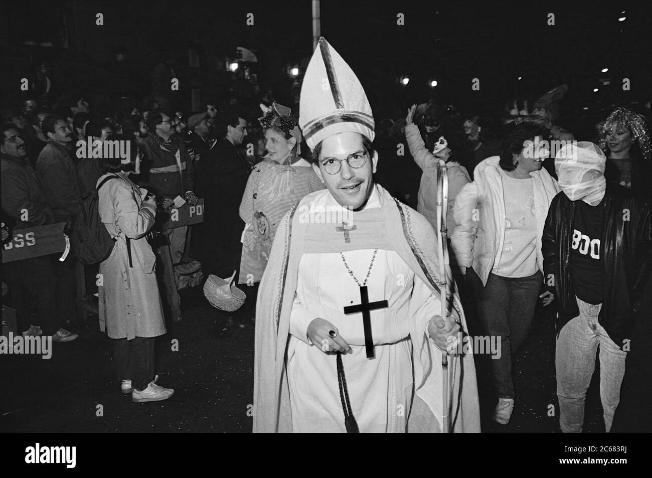 Costume cardinale alla Greenwich Village Halloween Parade, New York City, USA negli anni '80 fotografato con film in bianco e nero di notte. Foto Stock