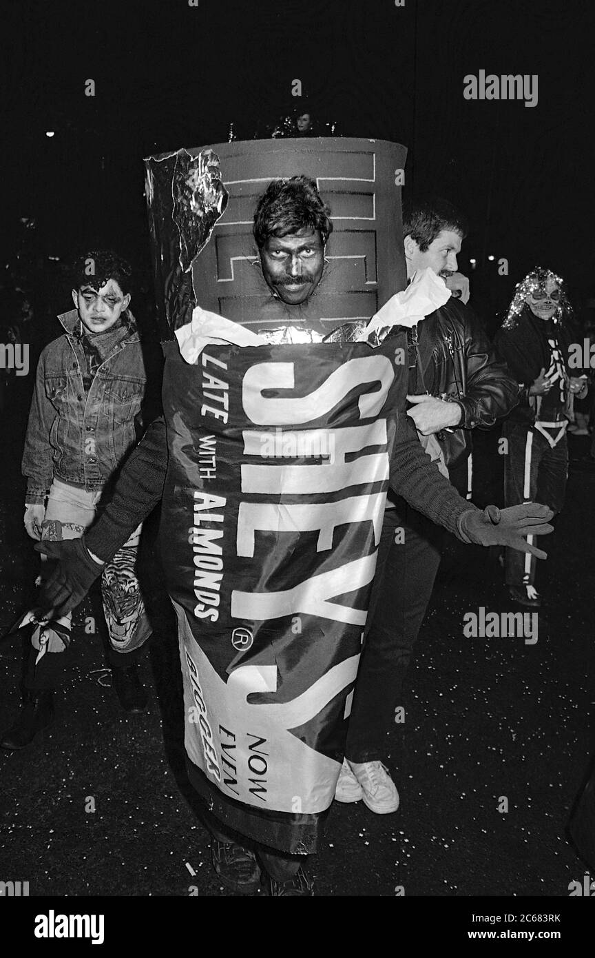 Costume da bar Hershey alla Greenwich Village Halloween Parade, New York City, USA negli anni '80 fotografato con film in bianco e nero di notte. Foto Stock