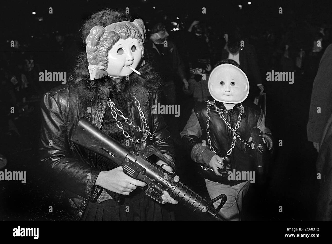 Costumi di Cavage Patch al Greenwich Village Halloween Parade, New York City, USA negli anni '80 fotografati con film in bianco e nero di notte. Foto Stock