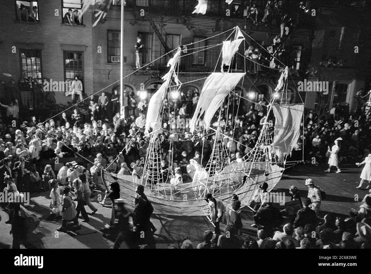 La barca fantasma galleggia al Greenwich Village Halloween Parade, New York City, USA negli anni '80 fotografata con film in bianco e nero di notte. Foto Stock