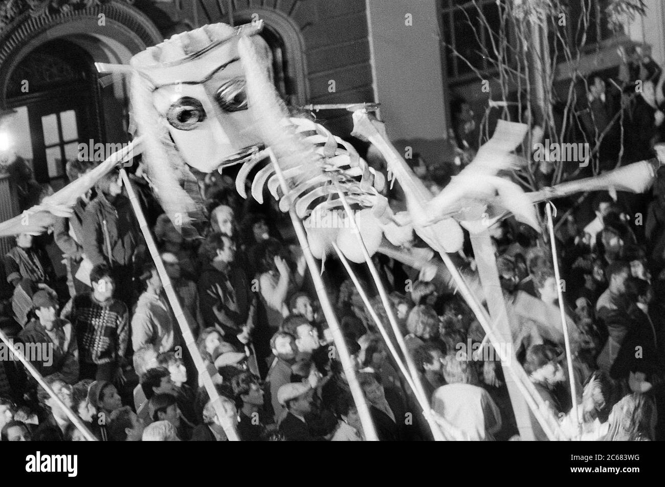 Skeleton pupet al Greenwich Village Halloween Parade, New York City, USA negli anni '80 fotografato con film in bianco e nero di notte. Foto Stock