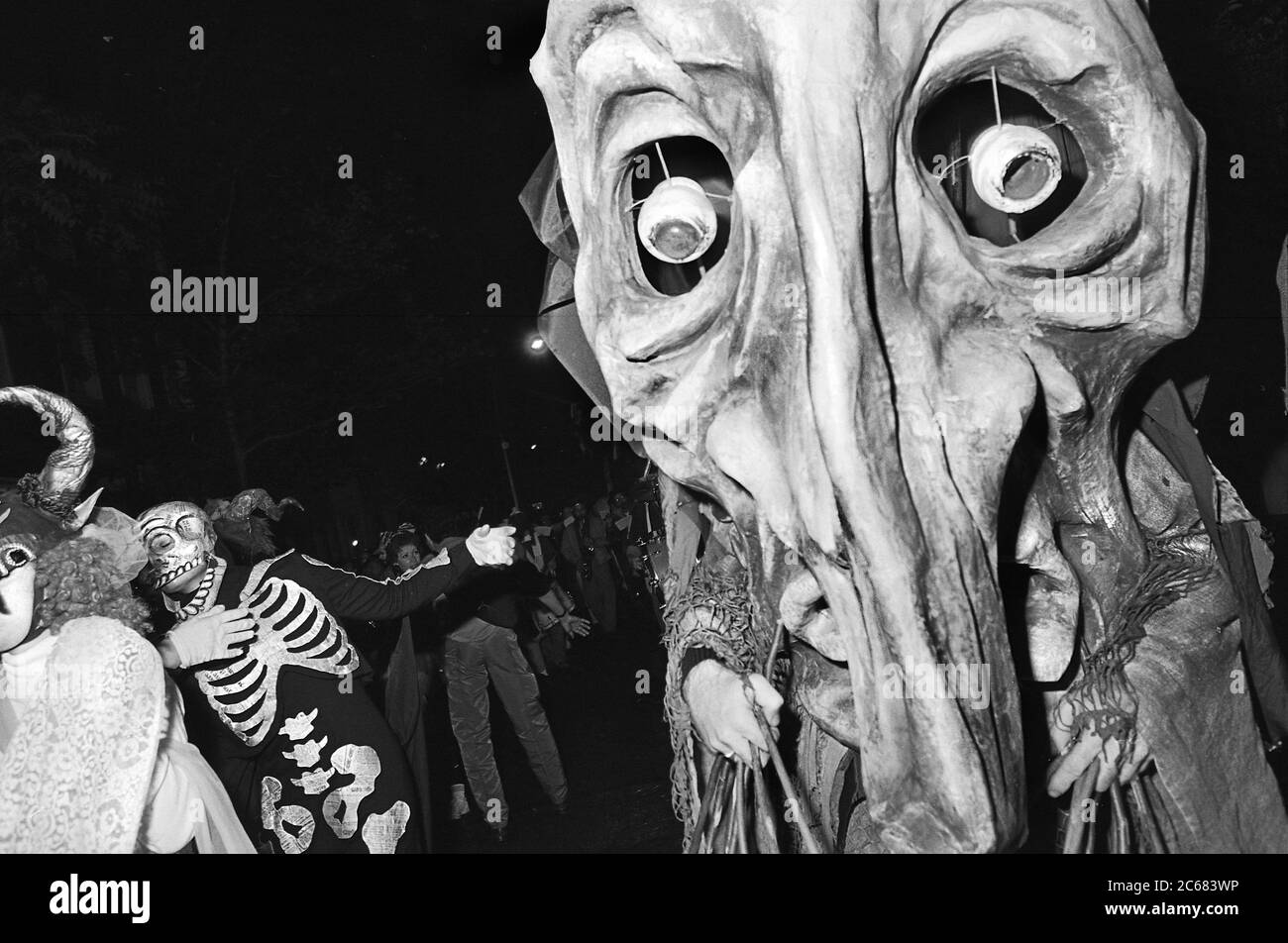 Grande marionetta fatta a mano alla Greenwich Village Halloween Parade, New York City, USA negli anni '80 fotografata con film in bianco e nero di notte. Foto Stock