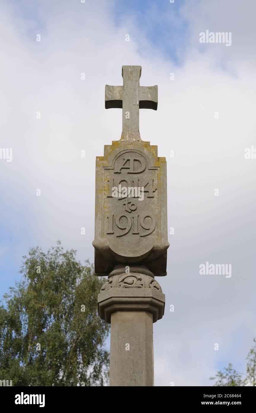Monumento ai caduti, Finchingfield, Essex. Il memoriale commemora 27 uomini caduti nella prima guerra mondiale e 6 nella seconda guerra mondiale Foto Stock