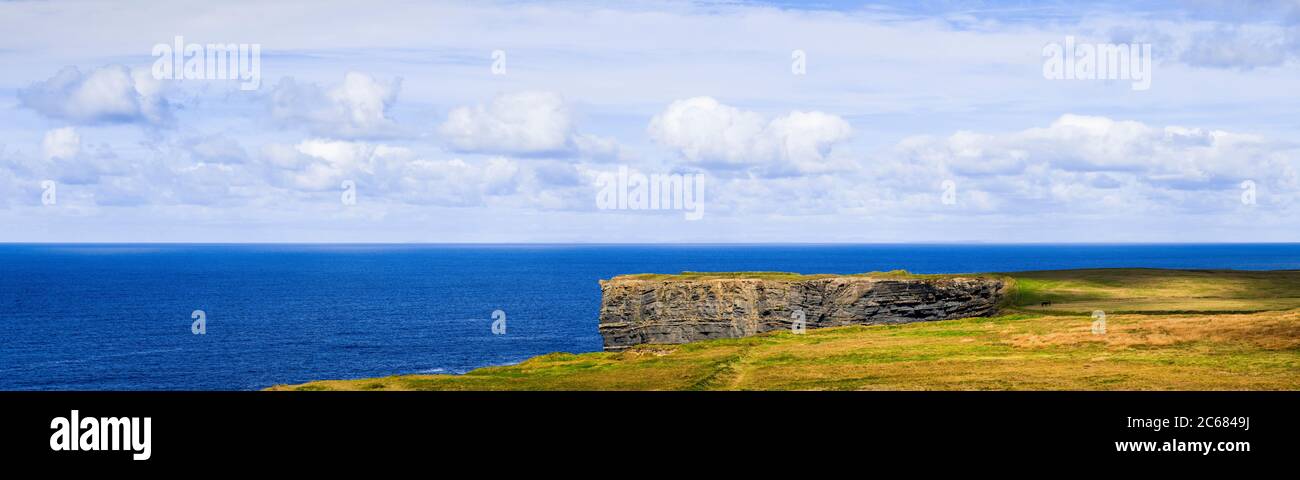 Costa dell'Oceano Atlantico con paesaggio torbido, Contea di Clare, Irlanda Foto Stock