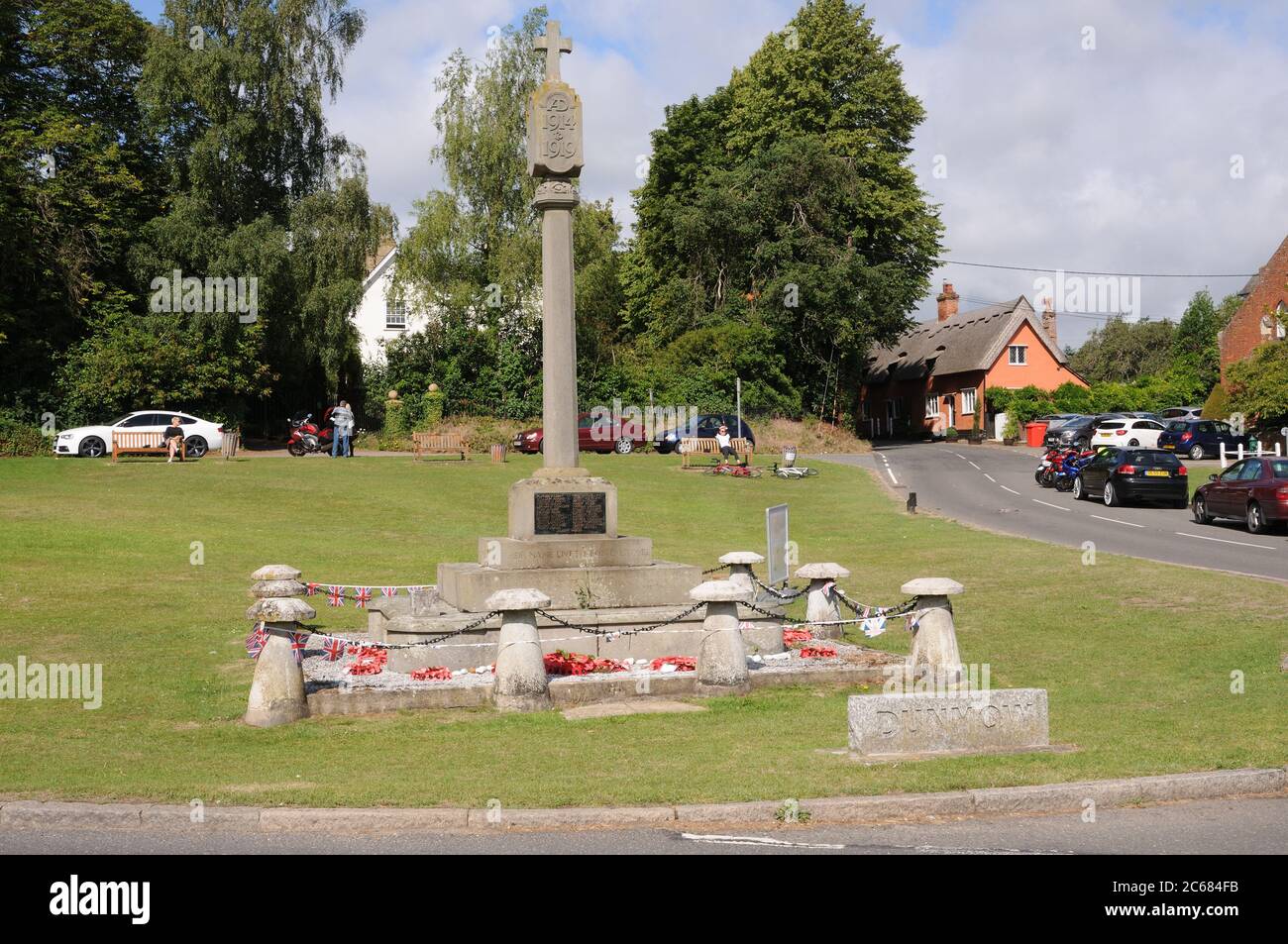 Monumento ai caduti, Finchingfield, Essex. Il memoriale commemora 27 uomini caduti nella prima guerra mondiale e 6 nella seconda guerra mondiale Foto Stock