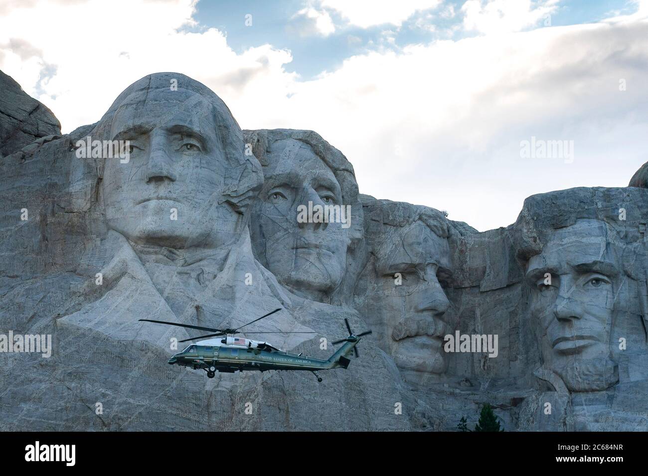 Il presidente degli Stati Uniti Donald Trump e la First Lady Melania Trump volano davanti alle colossali sculture degli ex presidenti di Marine One, durante la celebrazione del giorno dell'Indipendenza dal saluto all'America al Mount Rushmore National Memorial, 3 luglio 2020 a Keystone, South Dakota. Foto Stock