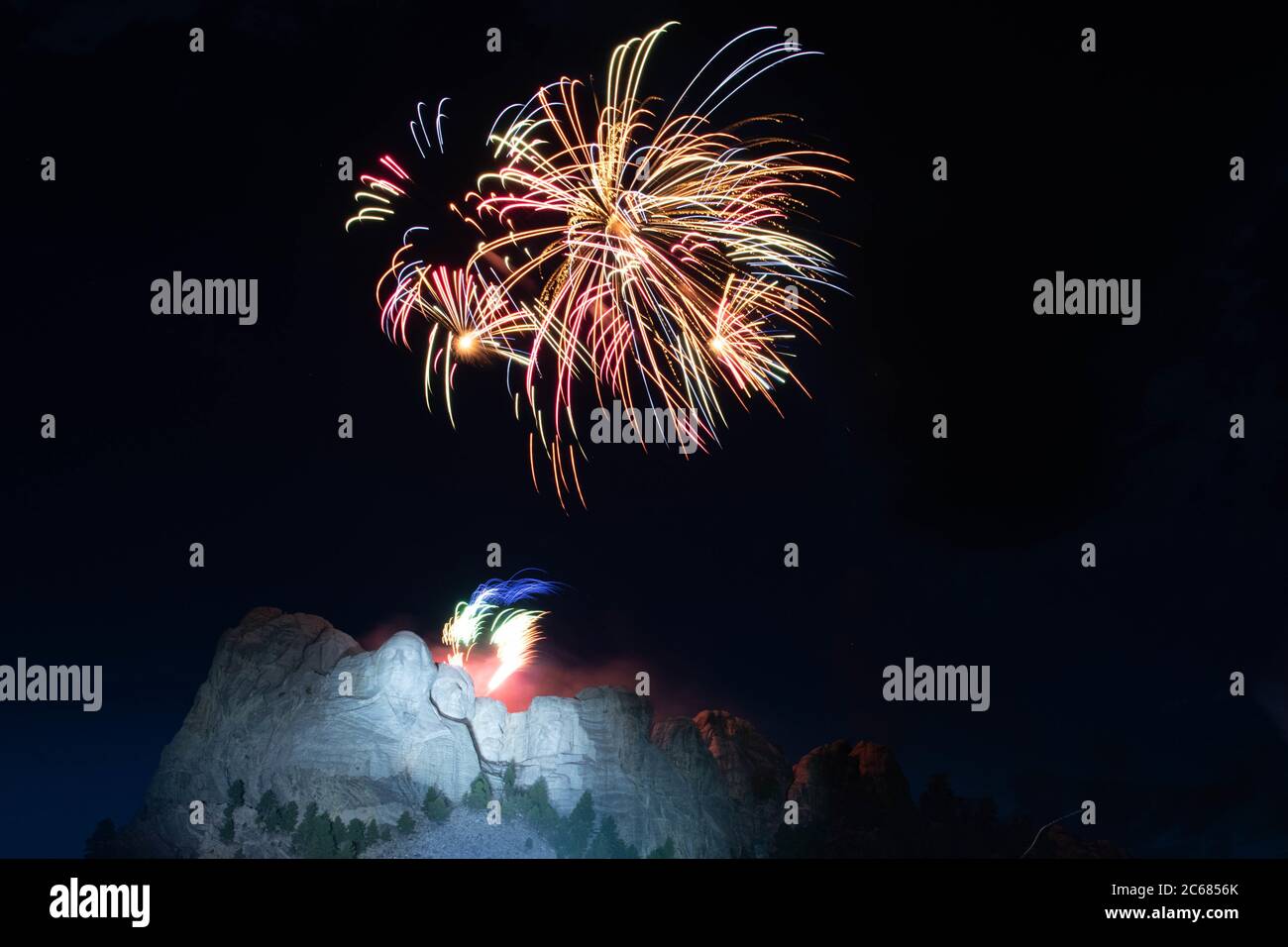 Fuochi d'artificio esplodono sulle colossali facce scultoree del Mount Rushmore National Memorial durante il saluto all'America 3 luglio 2020 a Keystone, South Dakota. Foto Stock